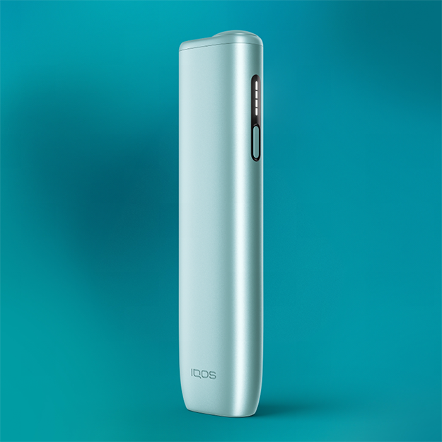 Устройство IQOS ILUMA i ONE на бирюзовом фоне.