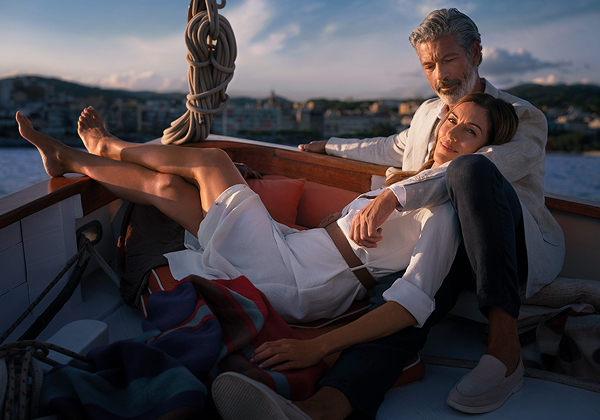 Пара сидит в лодке.