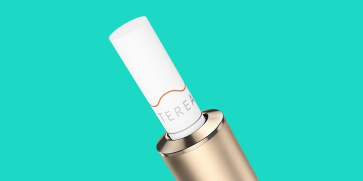 Держатель IQOS ILUMA с надписью TEREA на бирюзово-голубом фоне