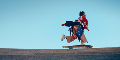 Женщина стоит ночью рядом с машиной.